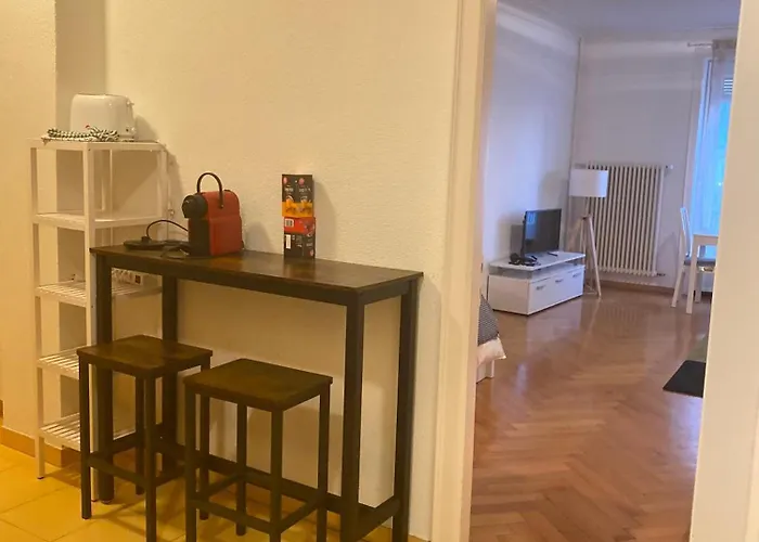 Apartament Bright & Fully Furnished Flat In