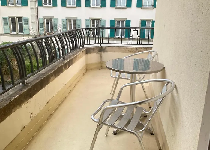 Apartament Bright & Fully Furnished Flat In