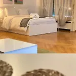 Bright & Fully Furnished Flat In Appartamento *