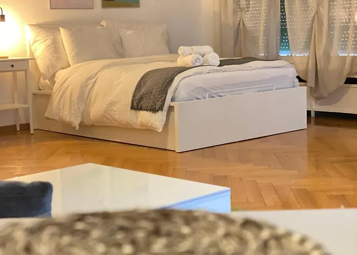 Bright & Fully Furnished Flat In 아파트 로잔