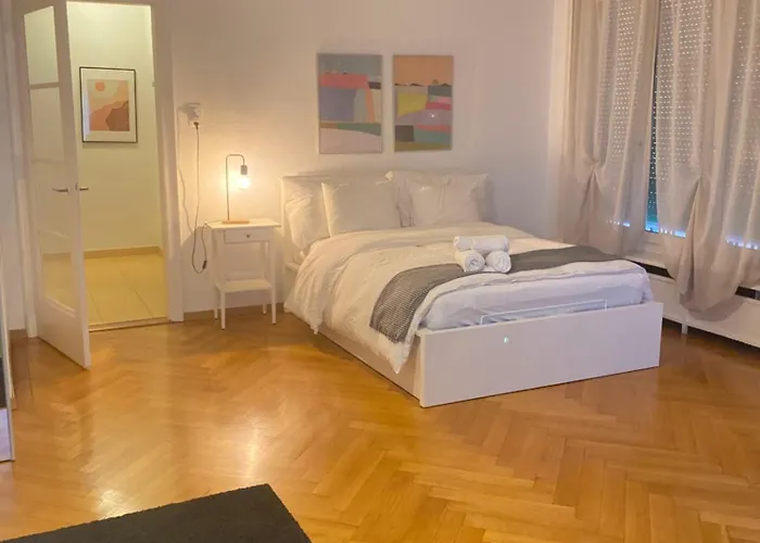 Bright & Fully Furnished Flat In 아파트